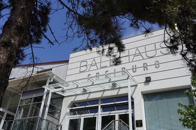 Eingang des Ballhaus Freiburg mit Glasüberdachung und Schriftzug.