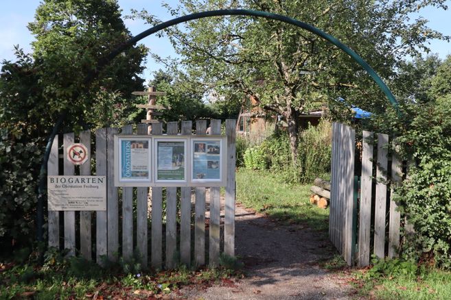Gartentor von außen, geöffnet