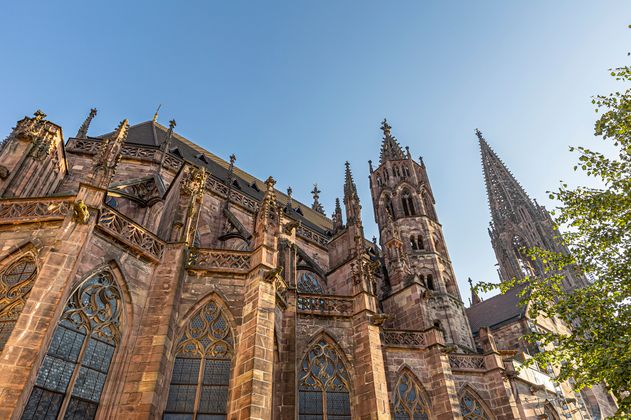 Blick auf Nordfassade des Freiburger Münsters