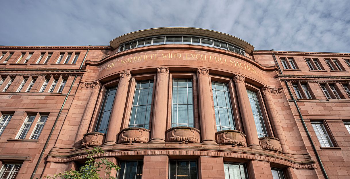 Gebäude der Universität mit seiner roten Fassade 
