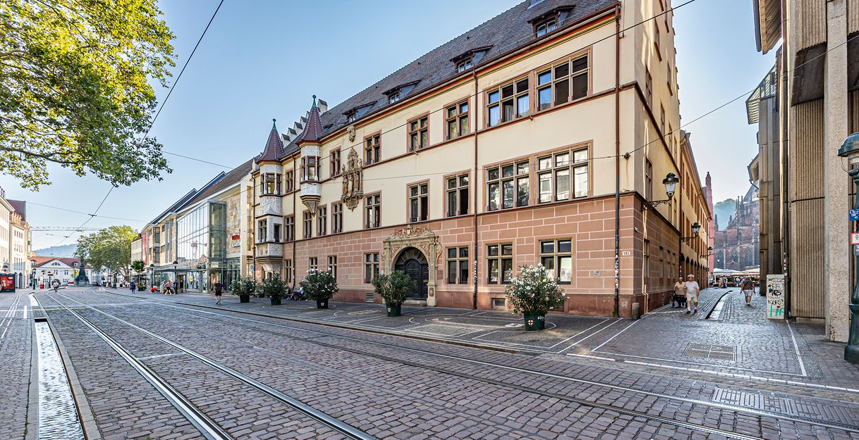 Blick auf den Basler Hof von der Kaiser-Joseph-Straße aus