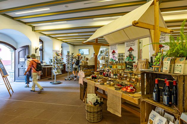 Innenansicht der Tourist Information mit Prospektständern und verschiedenen Souvenirs 