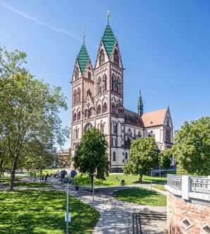 Kirche mit zwei Türmen im Park 