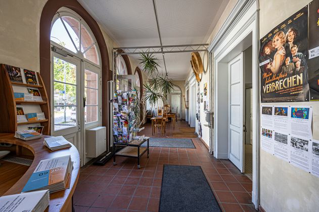 Innenansicht des Alten Wiehrebahnhofs mit der Kasse des kommunalen Kinos