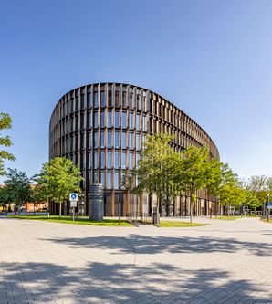 Außenansicht des Rathaus mit Bäumen davor 