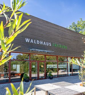 Gebäude des Waldhaus mit Eingang 