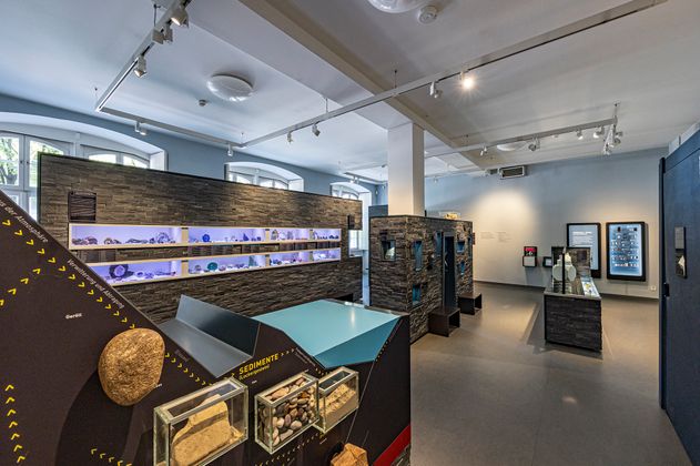 Innenansicht Ausstellungsraum mit Ausstellungsobjekten 