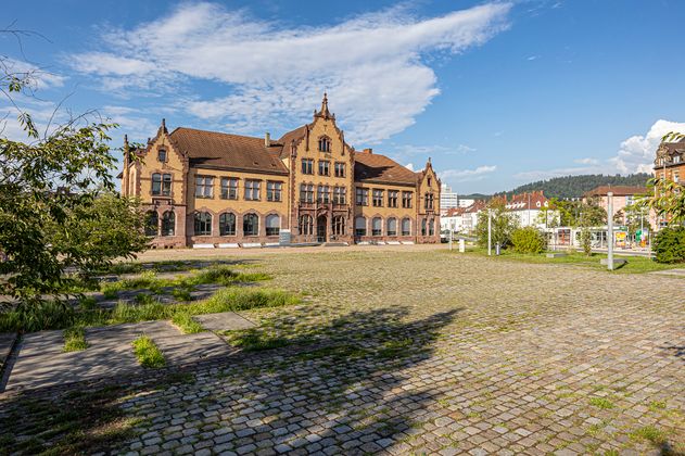 Zollhalle und Zollhof-Platz im Sommer