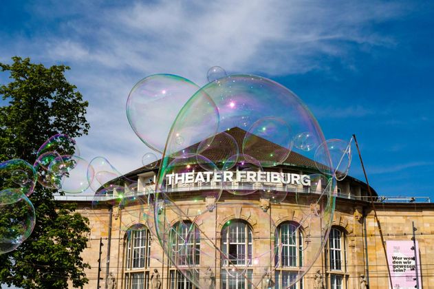 Blick auf die Fassade des Theater Freiburg. 