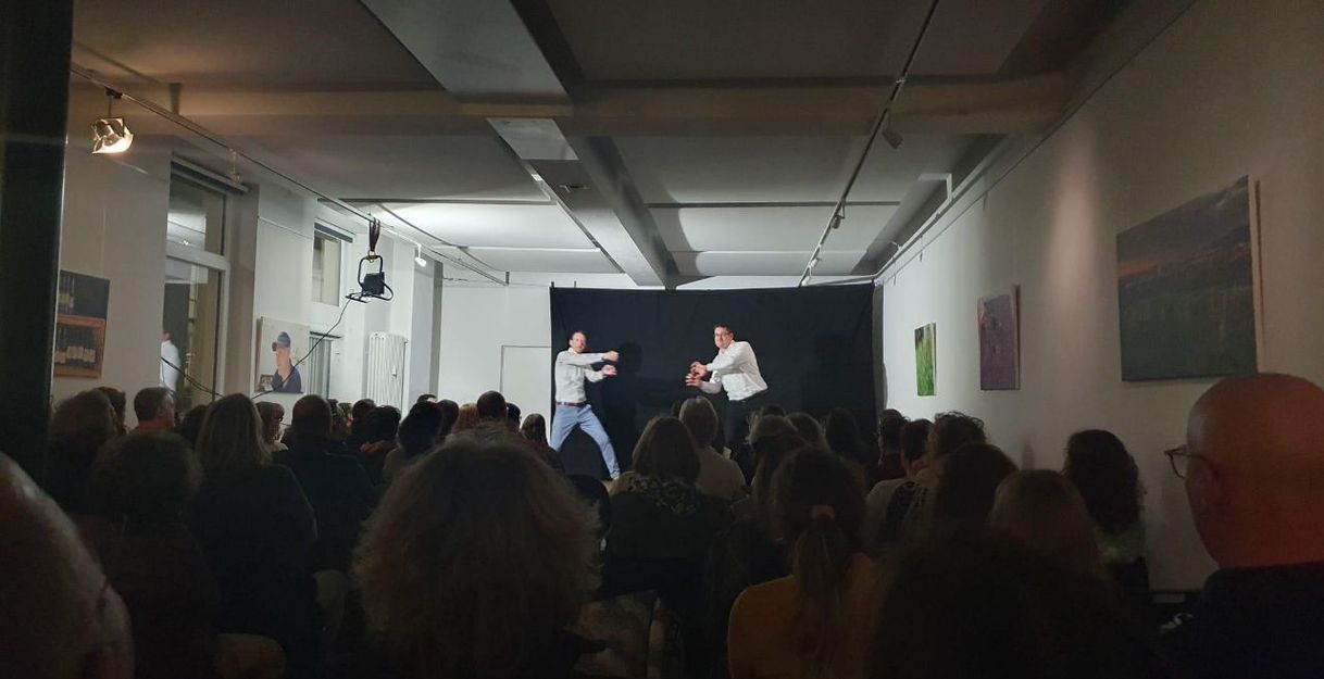 Zwischen den Zeilen - ImproComedy mit Lux - Theater des Moments