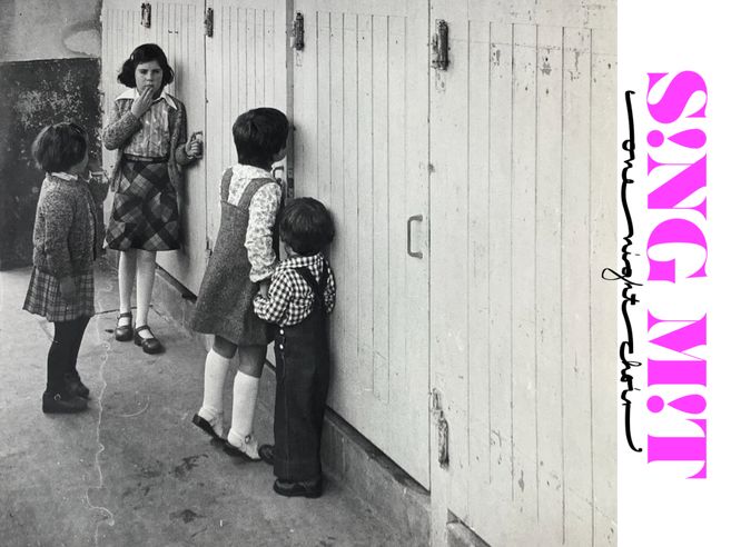 Kinder lauschen an Umkleidetür