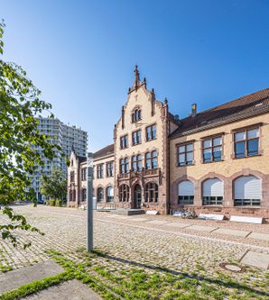 Zollhalle und Zollhof-Platz im Sommer