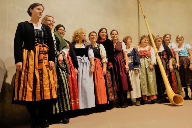 Frauenchor mit Alphorn