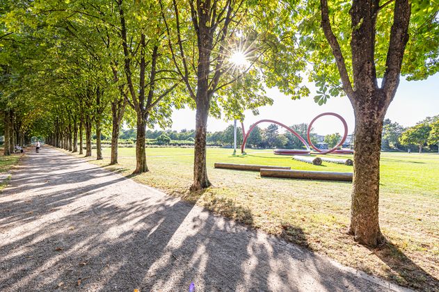 Eschholzpark im Sommer mit einem Kunstobjekt in Form eines Gartenschlauches