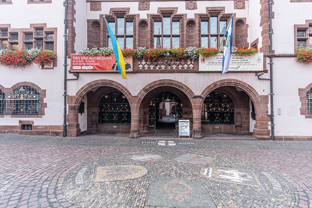 Eingang des Neuen Rathauses vom Rathausplatz