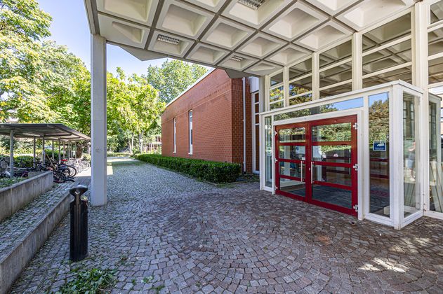 Gebäude mit Eingang 