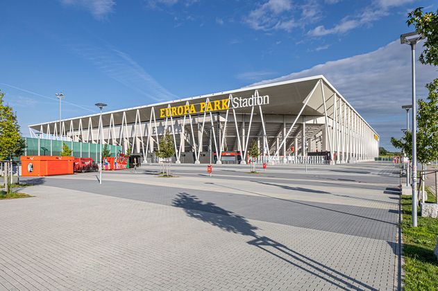 Stadion von außen mit einem großen Schild Europa-Park Stadion 