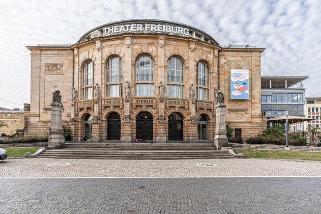 Blick auf die Fassade des Theater Freiburg.