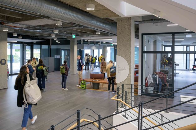 Foyer der EH Freiburg mit Studierenden