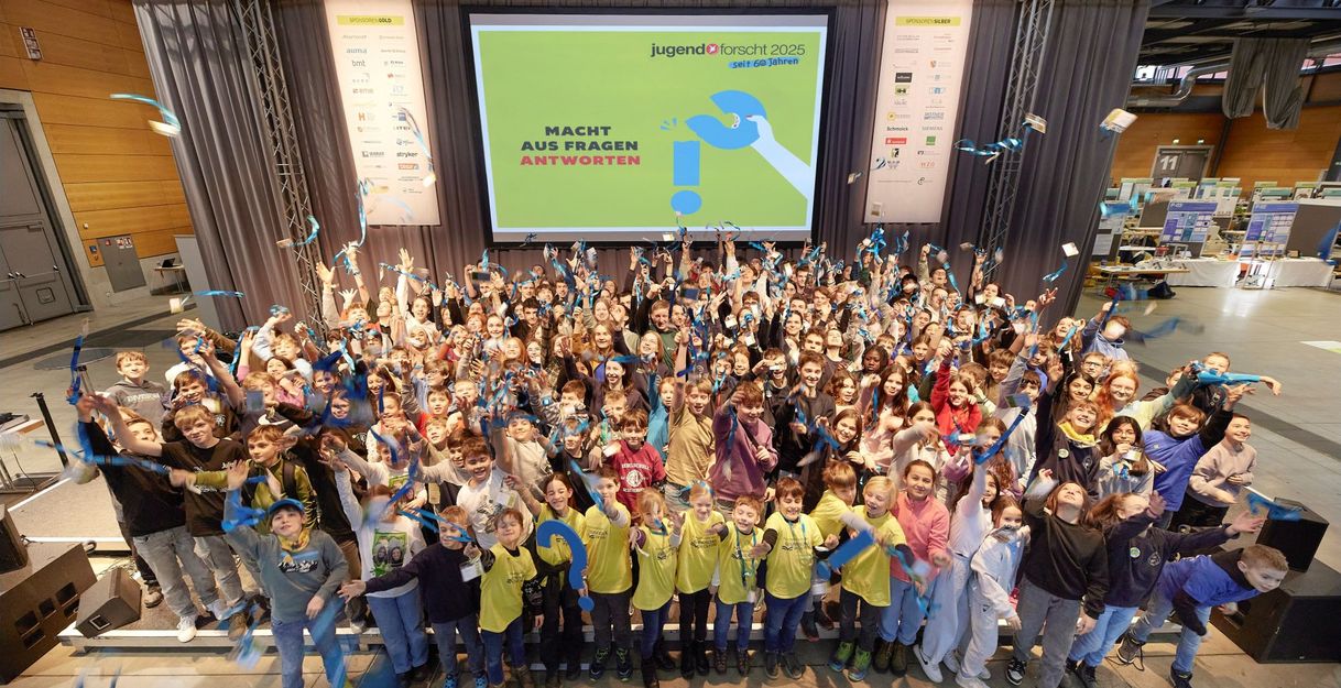 Gruppenbild aller Teilnehmenden an Jugend forscht 2025