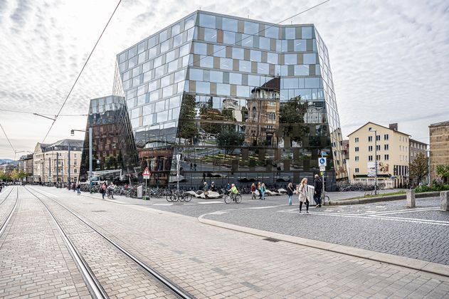 Straßenbahnschienen und Universitätsbibliothek