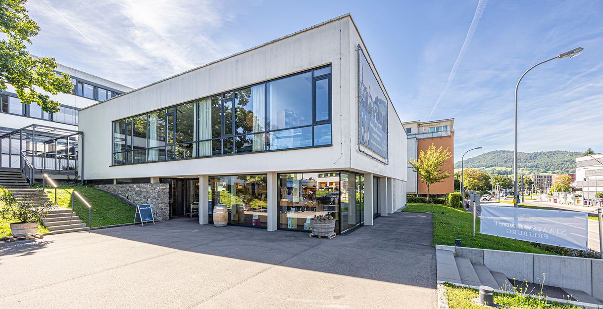 Gebäude des Staatsweinguts Freiburg mit weißer Fassade 