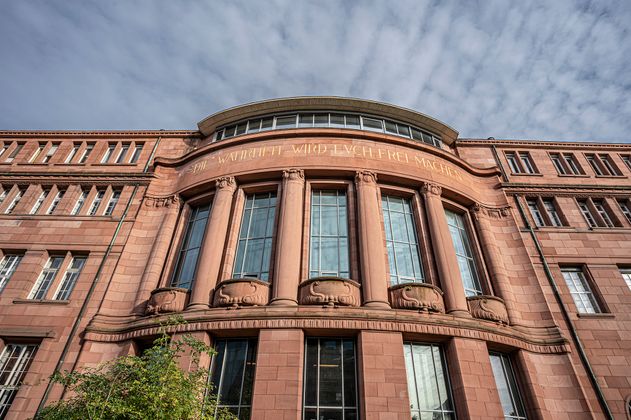 Gebäude der Universität mit seiner roten Fassade 