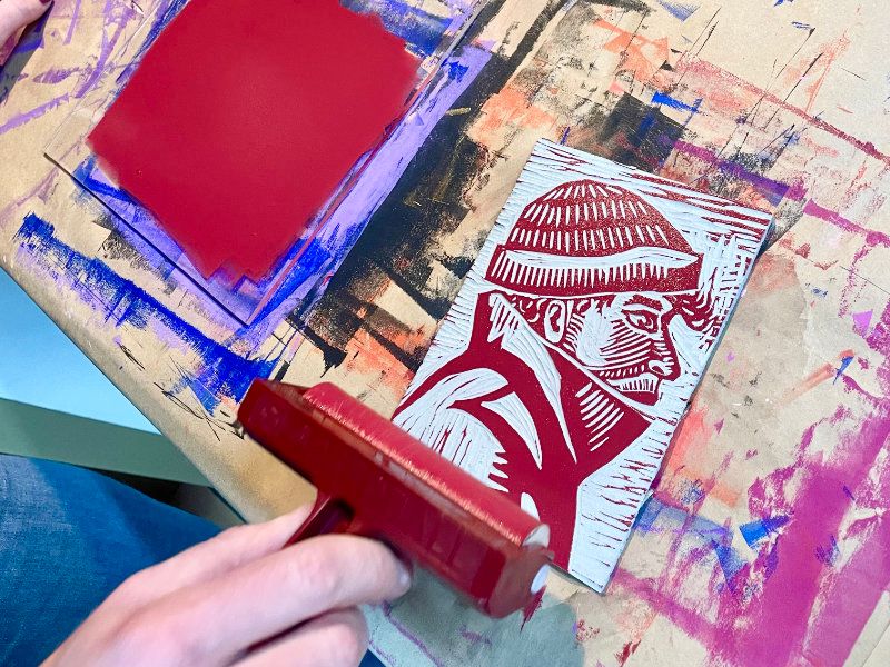 Einfärben der Druckplatte mit männlichem Porträt im Linoldruck Workshop bei LEKAI ART in Freiburg
