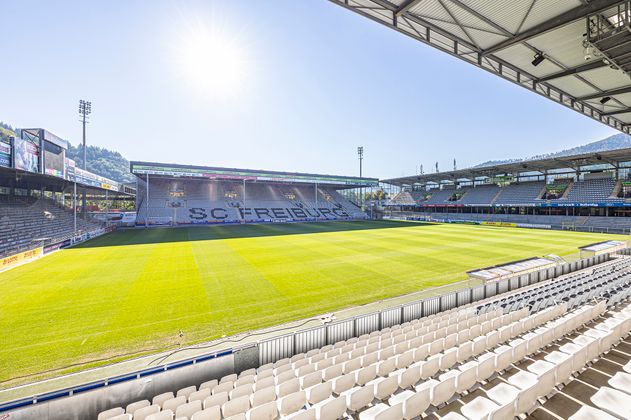 Dreisamstadion von innen mit Fußballplatz und Tribüne. 