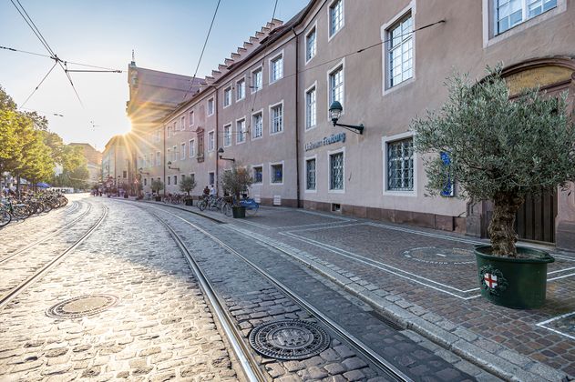 Bertoldstraße und Frontansicht des alten Universitätsgebäudes