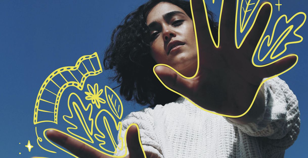 Das Poster des diesjährigen Festivals: Man sieht eine Person, die ihre Hände in Richtung Kamera streckt. Der Hintergrund ist blau. Darauf steht mit gelber Schrift: Das Filmfestival für Nachhaltigkeit. Fünfter bis neunter November. Kommunales Kino in Freiburg