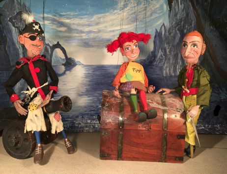 Pippi Langstrumpf mit den Piraten Blut-Svente und Messer-Jocke
