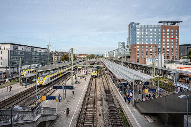 Gleise mit Züge am Freiburger Hauptbahnhof 