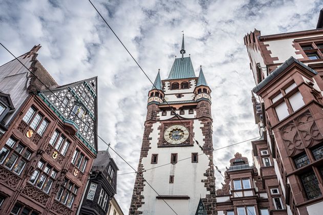 Turm des Martinstor mit einer großen Uhr darauf 