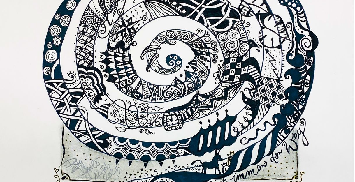 Detailreiche, schwarz-blaue Spiralillustration mit vielen Mustern, Ornamenten und verspielten Linien, die sich nach innen winden. Am unteren Rand steht handgeschrieben: ‚Das Glück ist immer dem Weg‘ sowie darunter ‚Selbstverwirklichung – ICH BIN‘. Die Zeichnung wirkt meditativ, organisch und fantasievoll.