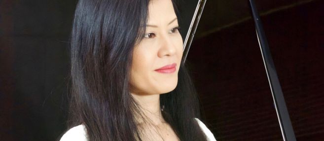 Man sieht ein Portrait der Pianistin Yasue Yuki.