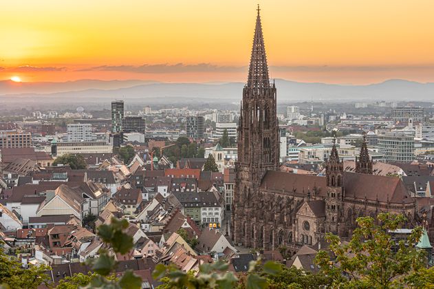 Blick auf das Freiburger Muenster und die Freiburger Altstadt bei Sonnenuntergang