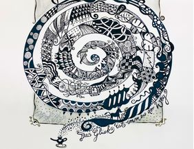 Detailreiche, schwarz-blaue Spiralillustration mit vielen Mustern, Ornamenten und verspielten Linien, die sich nach innen winden. Am unteren Rand steht handgeschrieben: ‚Das Glück ist immer dem Weg‘ sowie darunter ‚Selbstverwirklichung – ICH BIN‘. Die Zeichnung wirkt meditativ, organisch und fantasievoll.