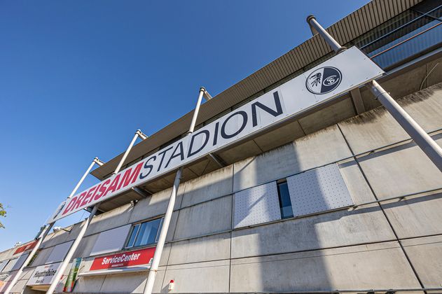 Fassade des Dreisamstadion mit Schriftzug Dreisamstdion und Logo des SC Freiburg. 