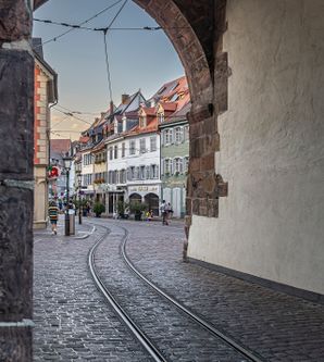 Blick aus dem Torbogen des Schwabentors nach Oberlinden 