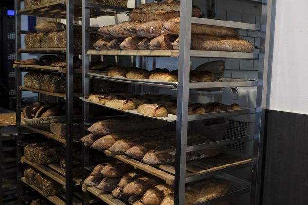 Regale mit verschiedenen Brotsorten in einer Bäckerei.
