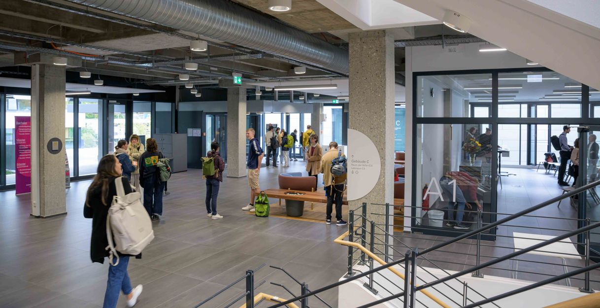 Foyer der EH Freiburg mit Studierenden
