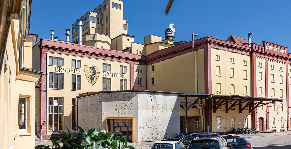 Hauptgebäude der Ganter Brauerei mit gelber Fassade 