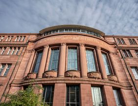 Gebäude der Universität mit seiner roten Fassade 