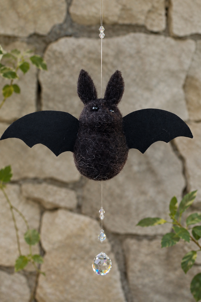 Süße Fledermaus mit Mondkristall