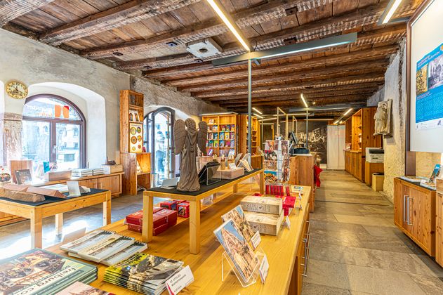 Innenansicht des Münsterladens Freiburg mit Regalen und Produkten