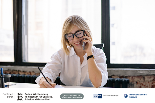 Bürokauffrau, Büromanagerin lächelnd