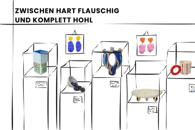 In der Skizze eines Galerieraumes stehen handgefertigte Objekte aus Künstler:Innenband, von links nach rechts: eine Porzellanvase, ein paar Ohrringe aus Zucker, ein Keramikschälchen, eine Keramikvase, Zuckerohringe, ein Teller mit Schlaufenfüssen und eine Tasse mit großem Henkel