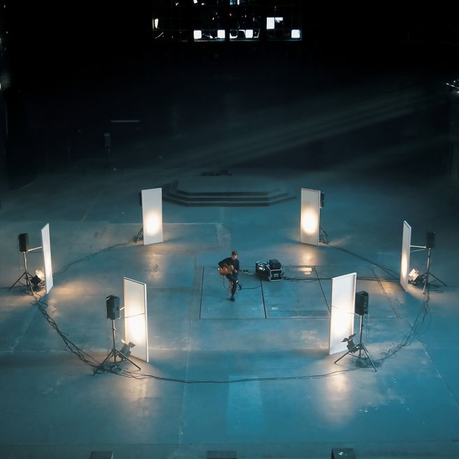 Immersives Konzert in einem Hexagon aus Klang und Licht