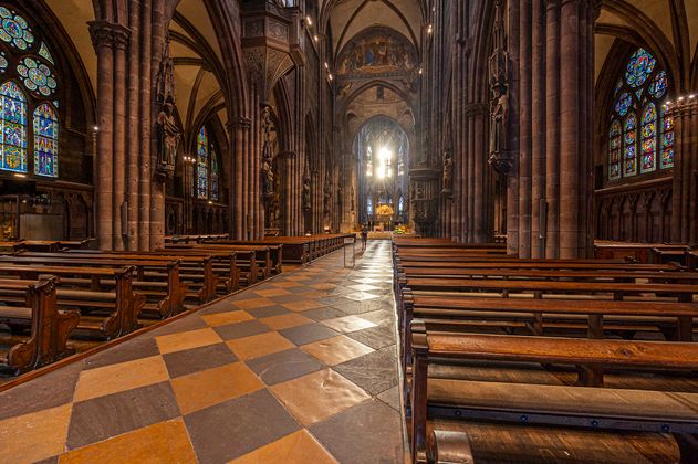 Innenansicht des Freiburger Münsters im Mittelgang